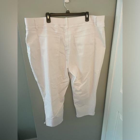 Terra & Sky Plus Size Pull-On Capri Jeggings, 23” Inseam - Picture 4 of 5